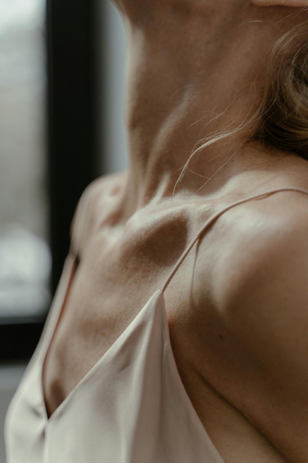 Sun-kissed décolleté in soft silk — natural bronze glow